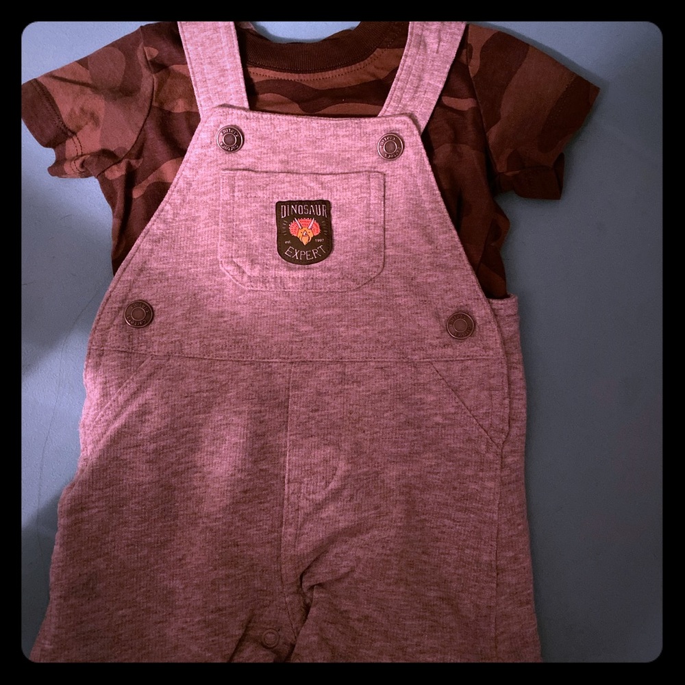 T-shirt and overalls outfit